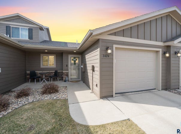 2424 E Meadowside Pl, Sioux Falls, SD 57108