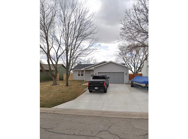 2121 N Duckcreek Ln, Derby, KS 67037