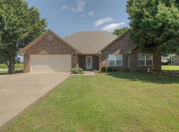 1120 Elizabeth Drive, Checotah, OK 74426