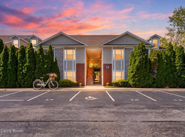 10200 Deer Vista Dr, Louisville, KY 40291