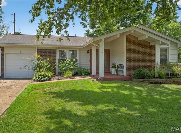 2235 Bentley Manor Drive, Fenton, MO 63026