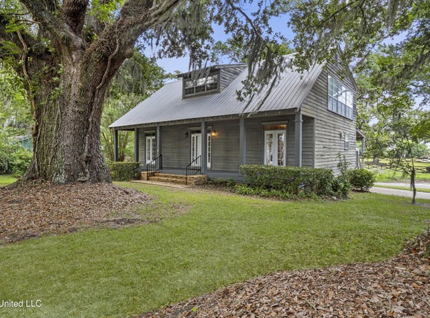 408 Oakwood Drive, Ocean Springs, MS 39564