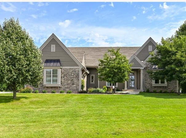 W174N7452 Wilson Dr, Menomonee Falls, WI 53051
