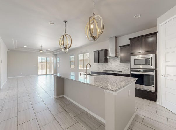 415 Adeline Avenue, Los Lunas, NM 87031