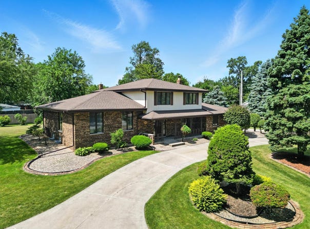 1246 River Drive, Munster, IN 46321