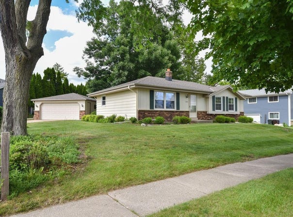 1520 Riverdale Dr, Oconomowoc, WI 53066