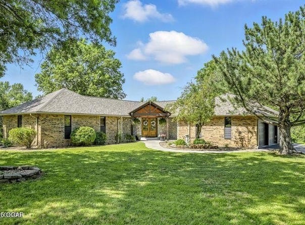 5774 Pine Tree Circle, Loma Linda, MO 64804
