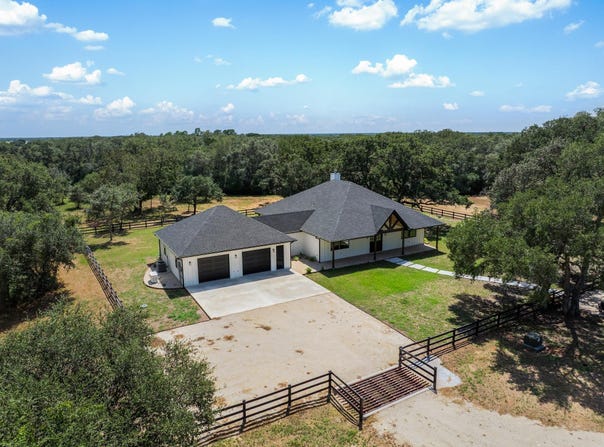 1109 County Road 157, Columbus, TX 78934