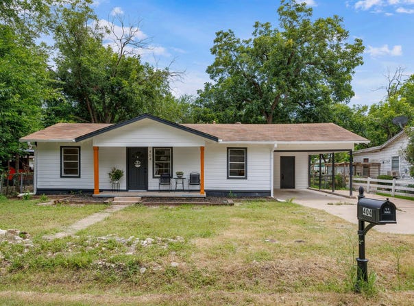 404 Hosack ST, Taylor, TX 76574