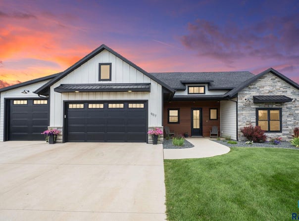 907 Sundance St, Valley Springs, SD 57068