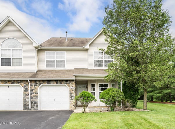 1 Maywood Run, Tinton Falls, NJ 07753