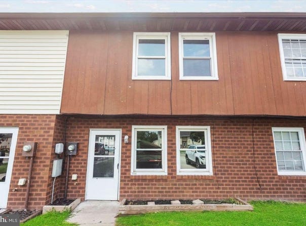25 COMMERCE STREET, NEW OXFORD, PA 17350