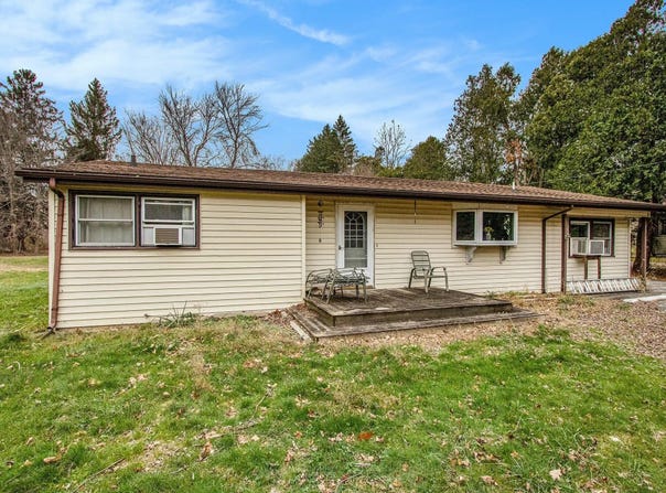 8887 Elm Valley Road, Union Pier, MI 49129