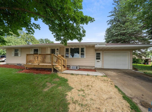 928 E 4th St, Canton, SD 57013
