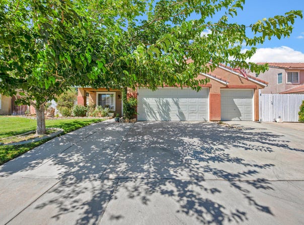 2825 W Newgrove Street, Lancaster, CA 93536