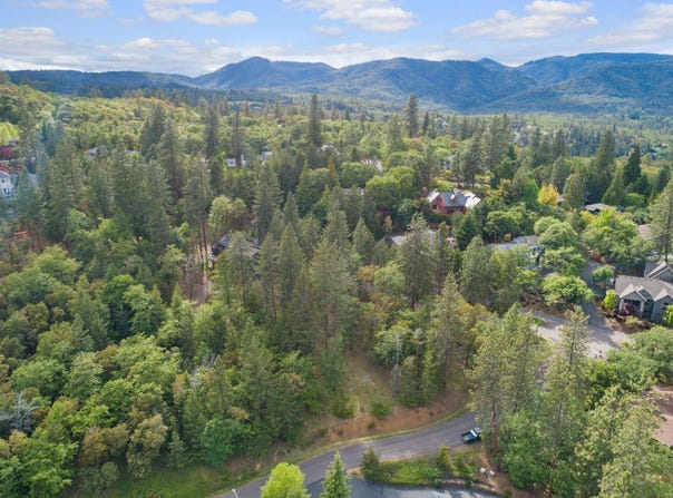 210 Surrey Drive, Jacksonville, OR 97530