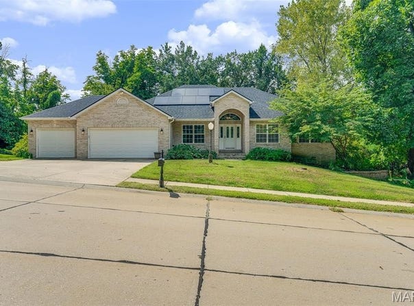 212 Michael Drive, Troy, IL 62294