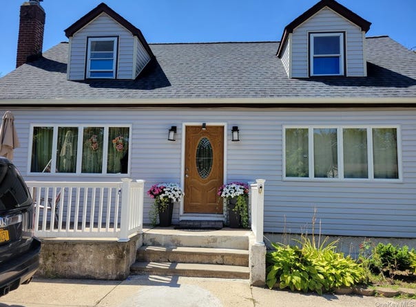 1053 Martinstein Avenue, Bay Shore, NY 11706