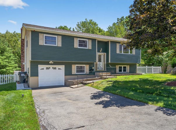 95 Rolling Meadows Road, Middletown, NY 10940