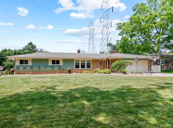 1407 N 119th St, Wauwatosa, WI 53226