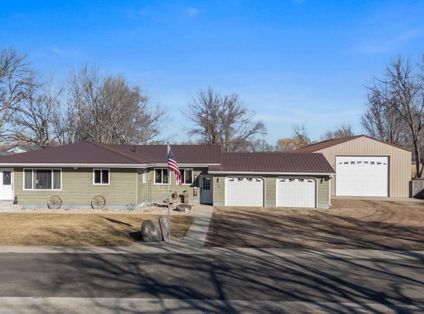 504 E 2nd St, Plankinton, SD 57368