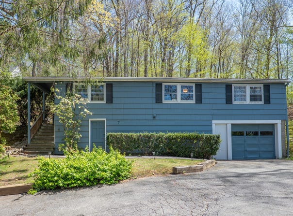 7 Greenwich Drive, Southbury, CT 06488