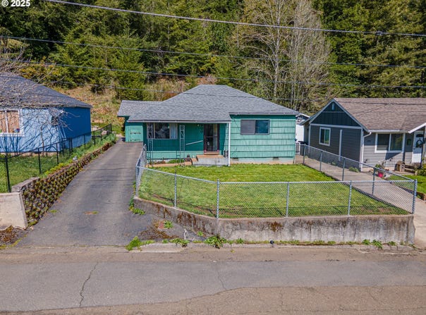 900 W 17TH ST, Coquille, OR 97423