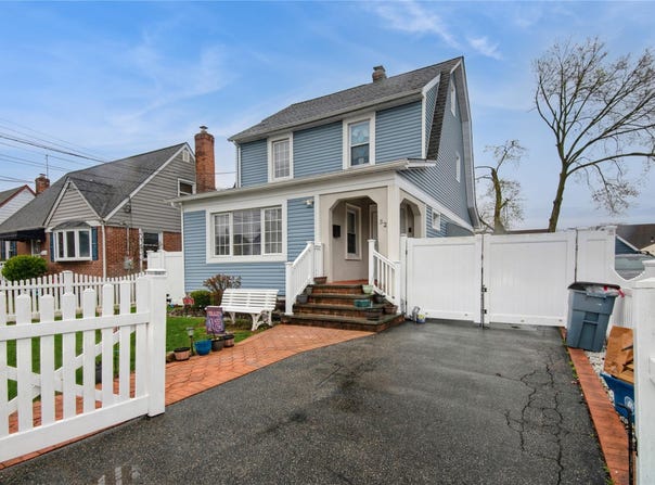 32 Chase Street, Hempstead, NY 11550