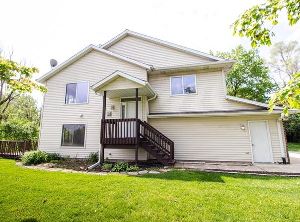 1410 S River Rd, New Berlin, WI 53151