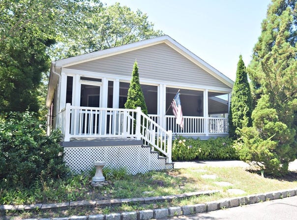 1661 Oakwood, RIVERHEAD, NY 11901