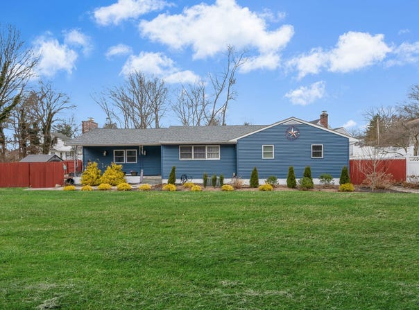 86 Hulse Avenue, Wading River, NY 11792