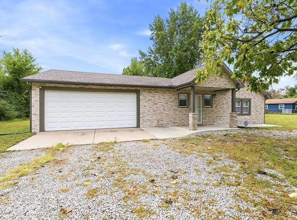 129 E Dorrell St, Haysville, KS 67060