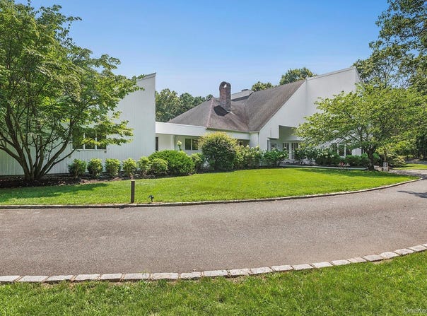 12 Honeysuckle Lane, East Quogue, NY 11942