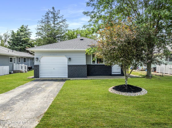 696 Jamaica Boulevard, Toms River, NJ 08757