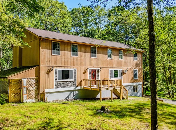 126 Fawn Lake Drive, Hawley, PA 18428