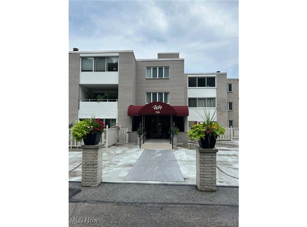 520 Meredith Lane unit: 302, Cuyahoga Falls, OH 44223