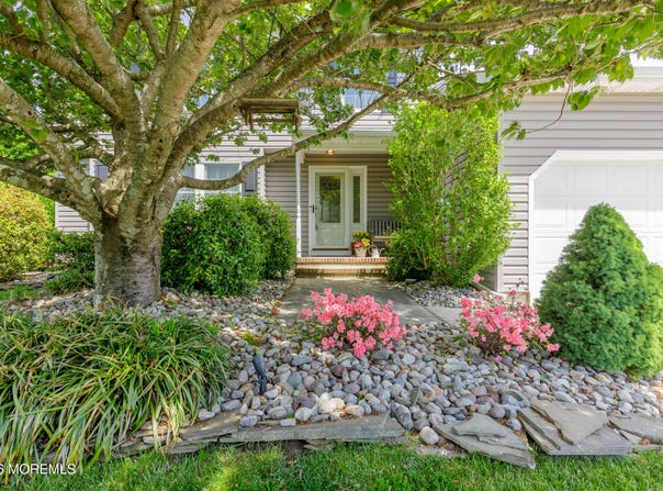 6 Davids Lane, Howell, NJ 07731