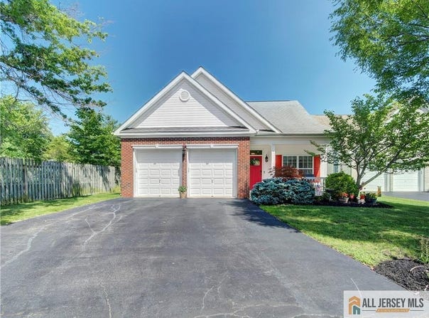 10 Holly Manor Court, Helmetta, NJ 08828