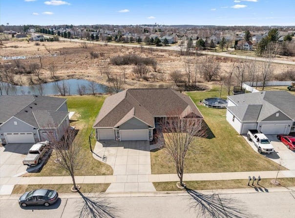 65 Rushmore Ln, Hartford, WI 53027