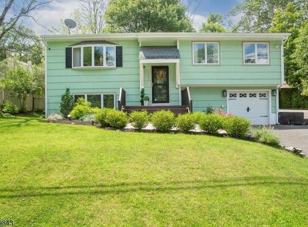 32 Eugene Rd, Hopatcong Boro, NJ 07843-1634