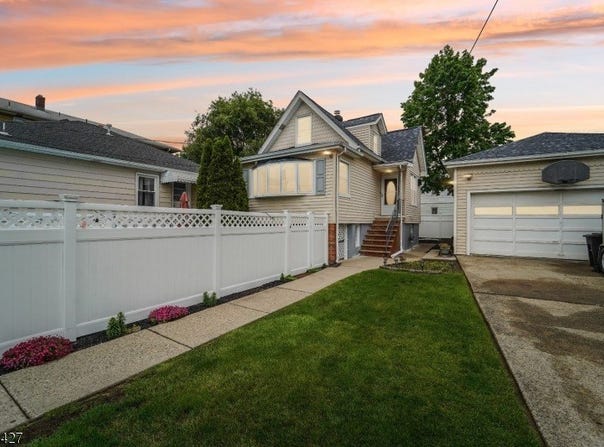 30 Market St, Garfield City, NJ 07026-3775
