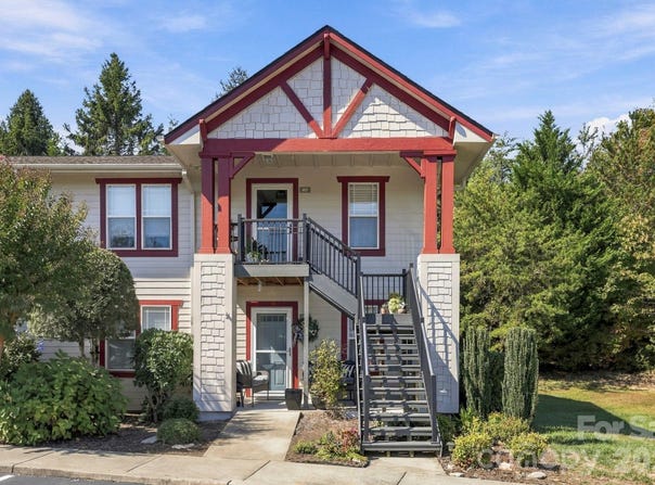 1406 Deermouse Way, Hendersonville, NC 28792
