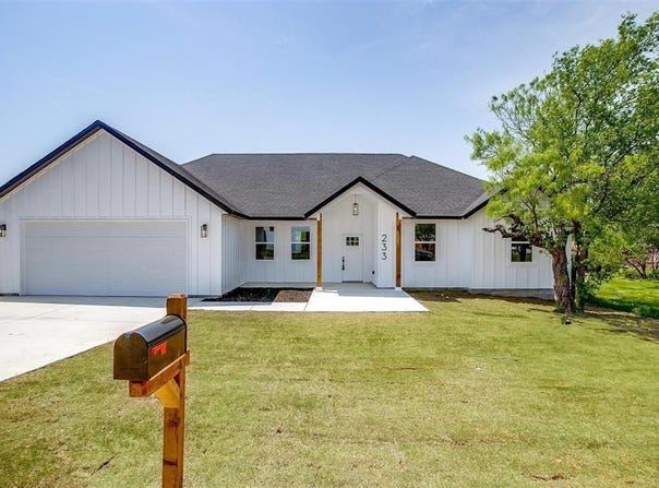 233 Lakeshore Drive, Runaway Bay, TX 76426