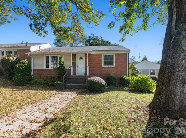 27 Trowbridge Lane, Brevard, NC 28712