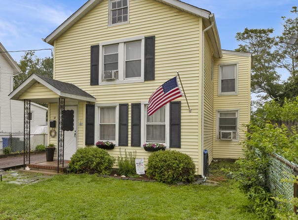 18 Pine Street, Keyport, NJ 07735