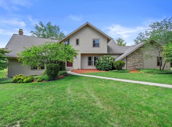 1555 W Spruce Ct, River Hills, WI 53217