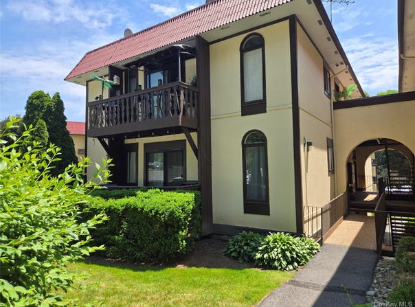 13 Granada Crescent, White Plains, NY 10603