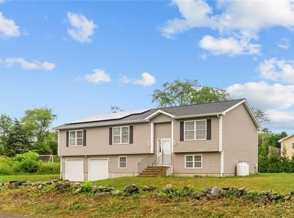 11 Eric Court, Portsmouth, RI 02871