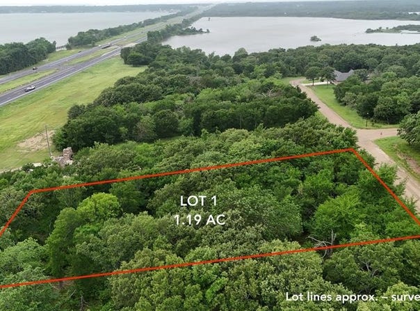 100 Oakridge Cir, Mabank, TX 75147