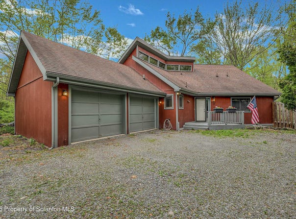 582 Lakeview Drive W, Lake Ariel, PA 18436